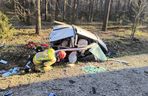Dramat na drodze. Osobówka rozerwana na strzępy! Dwie osoby w szpitalu.