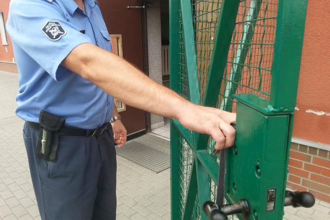 Nasza dziennikarka weszła do więzienia (zaczęło się od rewizji), w asyście strażników zwiedziła cele, łaźnie, przeszła się po spacerniaku.