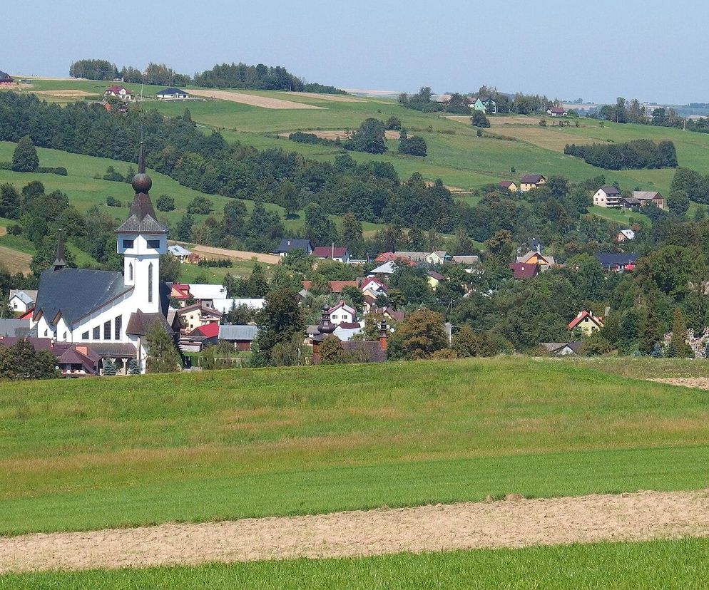 To jedna z najciekawszych wsi w Małopolsce. Jej nazwa jest owiana tajemnicą