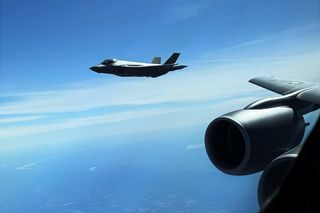 Polski F-35A Husarz po tankowniu z KC-135 Stratotanker