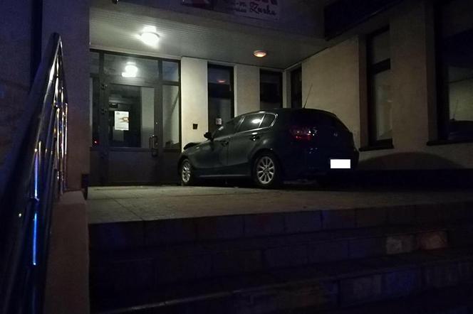 Nietypowe zdarzenie w Rzeszowie: Samochód wjechał na schody i uderzył w ZUS