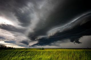 Na termometrach nawet 26 stopni, ale przyjdą burze! Pogodowe starcie. Prognoza IMGW na 18.04.2025