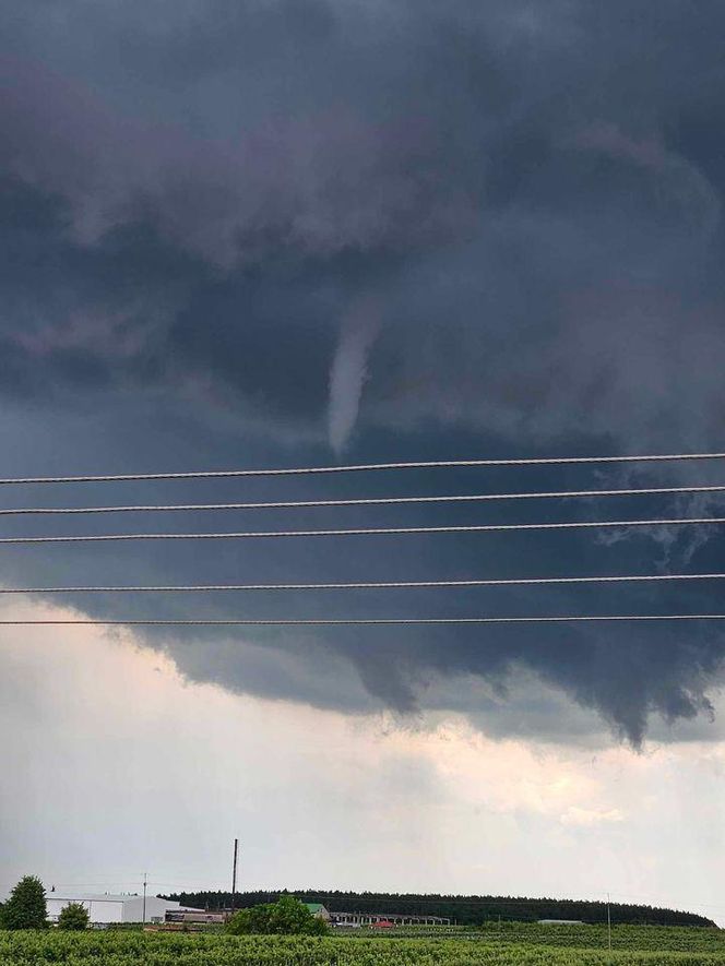 Chmura w kształcie leja! Co oznacza to pogodowe zjawisko?