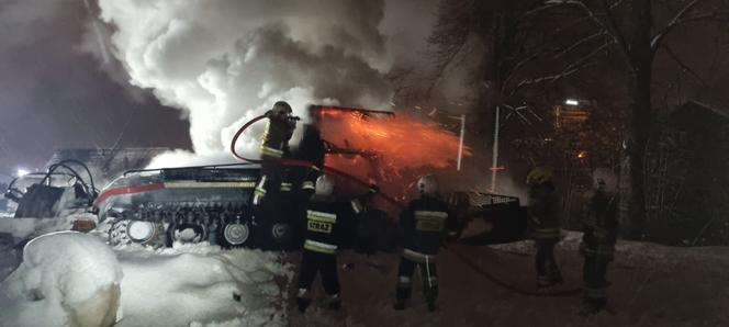 Nocny pożar na stoku narciarskim w Szczawnicy. Ratrak płonął jak pochodnia