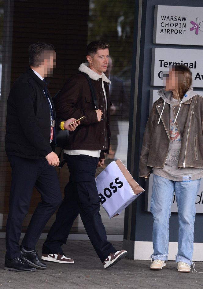 Robert Lewandowski ze szpanerką siatą wysiadł z samolotu