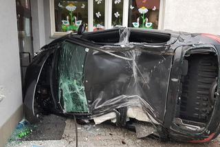 Małopolska: Rozpędzony samochód wjechał w budynek szkoły! [ZDJĘCIA]