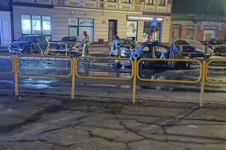 Groźny wypadek w Bytomiu. Po policyjnym pościgu samochód rozbił się o barierki i spłonął