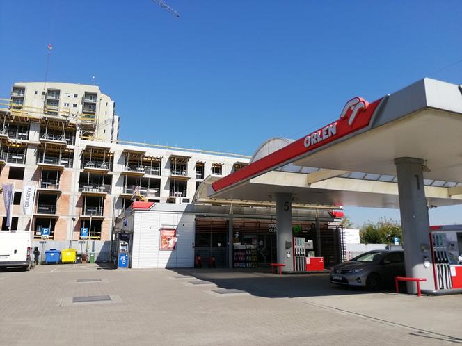 Blok przy stacji benzynowej na ul. Mogilskiej w Krakowie