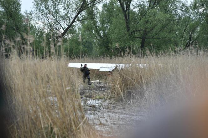 Warszawa. Wojsko wyciąga samolot, który wpadł do bagna