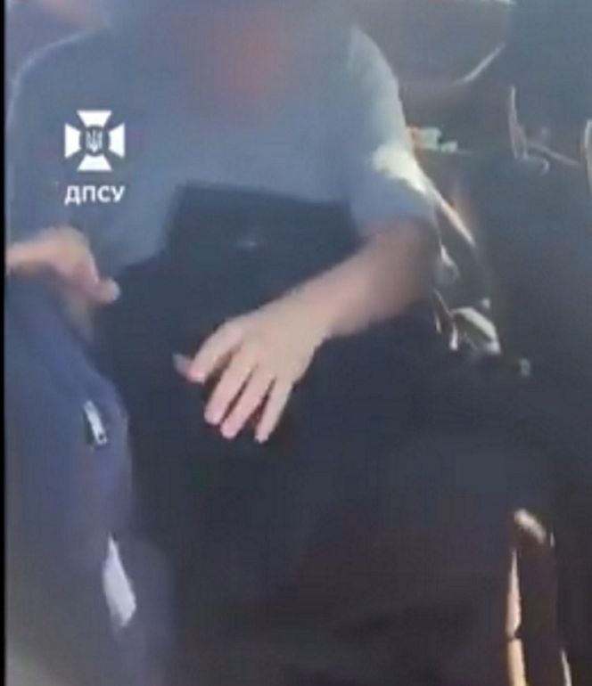 Ksiądz ukrył mężczyznę pod sutanną