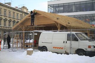 W centrum Lublina trwa montaż szopki bożonarodzeniowej