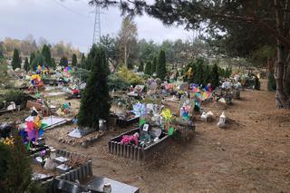 To najbardziej kolorowe cmentarze w okolicy. Przy malutkich grobach trzepoczą wiatraczki i palą się znicze