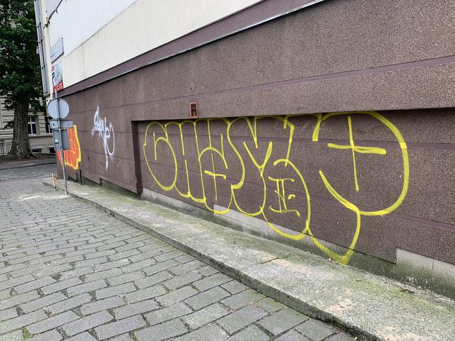 Podobne graffiti pojawiło się również na budynku przy ulicy Piekary