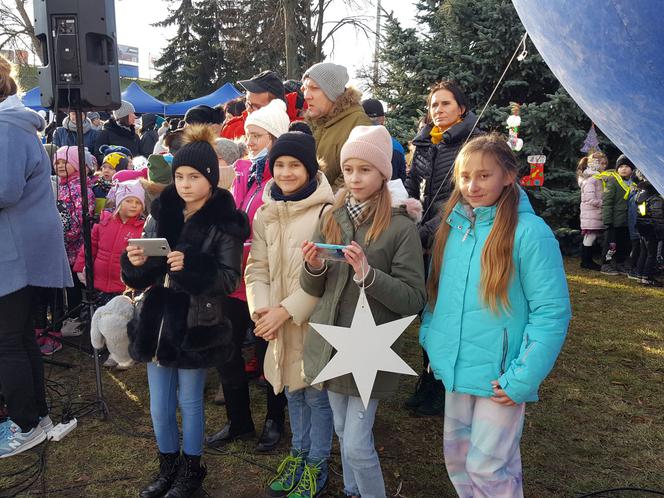 Choinka przy lodowisku miejskim w Lesznie w bombkach