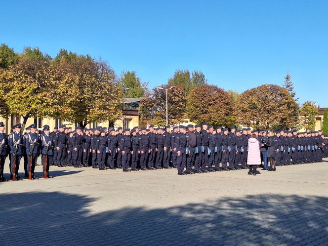 Uroczyste zakończenie szkolenia policyjnego w Katowicach. Ponad 200 nowych policjnatów