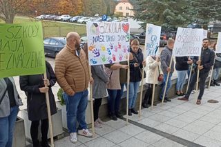Protest mieszkańców pod Urzędem Gminy Cieszków! Likwidacja szkoły w Pakosławsku odłożona w czasie