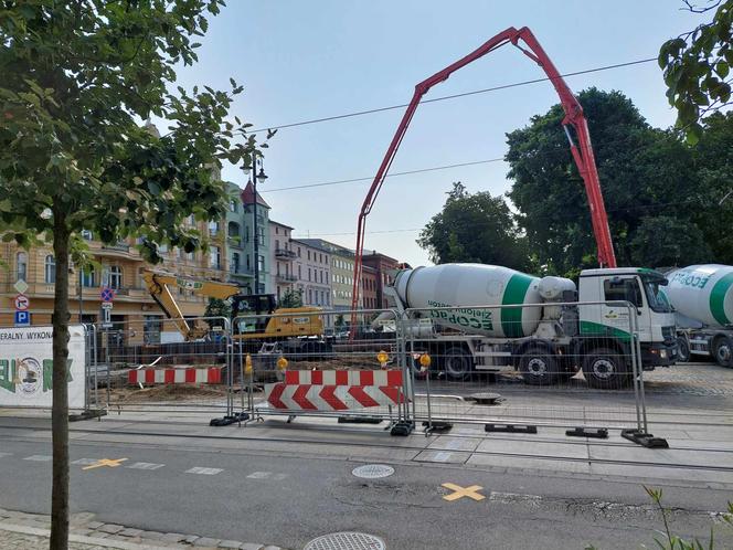 Ulica Gdańska rozkopana. Sprawdziliśmy, jak radzą sobie piesi, rowerzyści i pasażerowie