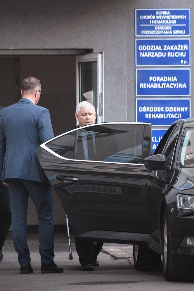 Jarosław Kaczyński wychodzi ze szpitala o kulach