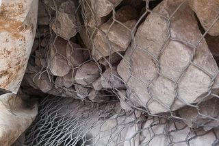 Prawdopodobnie przyczyną zawalenia się muru było celowe przecięcie koszy