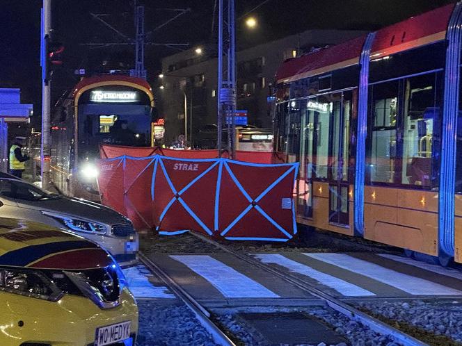 Wszedł na torowisko na czerwonym świecie. Przejechał go tramwaj. Zginął na miejscu