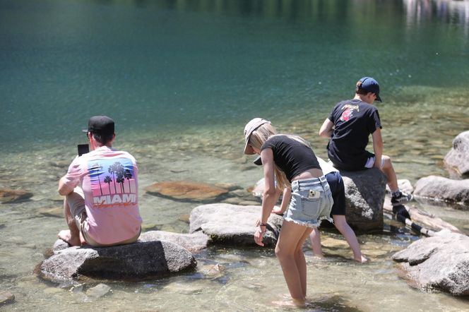 Turyści w drodze na Morskie Oko