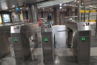 Gigantyczne utrudnienia w metrze! Kłęby dymu na stacji