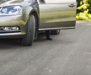 Dlaczego warto parkować auto na skręconych kołach? Sprytny trik, o którym nie wszyscy słyszeli