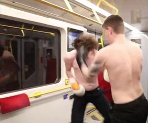 Nielegalna walka w metrze w Warszawie. Szokujące sceny w pociągu! 