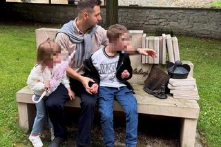 Patryk Jaki na zamku z rodziną