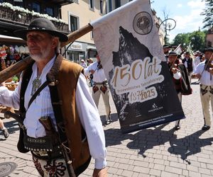 150-lecie przewodnictwa tatrzańskiego. Przemarsz przewodników po Krupówkach w Zakopanem