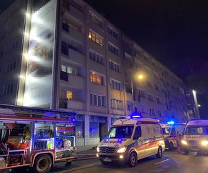 Gigantyczny pożar na Powiślu. Spłonęło mieszkanie w bloku. Jedna osoba trafiła do szpitala