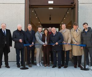 Nowy budynek na górnym dziedzińcu kampusu Uniwersytetu Warszawskiego