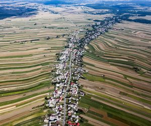 Wyjątkowa małopolska wieś na Szlaku Orlich Gniazd. Zachwycają się nią nawet za granicą [GALERIA]