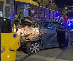 Groźny wypadek w Warszawie. Samochód i dwa tramwaje rozbite. Jeden z nich się wykoleił