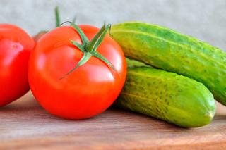 Ogórek z pomidorem - czy to zdrowe zestawienie? Jakich połączeń unikać?