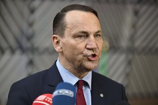 Polski pomnik zniszczony przez Rosjan. Sikorski: Niedopuszczalne ingerowanie w prawdę historyczną