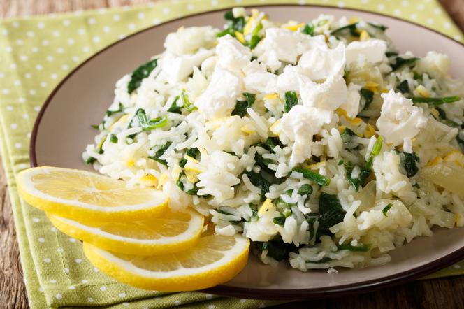 Cytrynowy ryż ze szpinakiem i serem feta: grecki przepis na sycące spanakorizo
