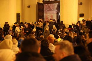 Kilka tysięcy osób w piątkowy wieczór wyruszyło z Lublina w 10. Ekstremalną Drogę Krzyżową