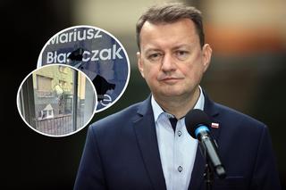 W ruch poszły kamienie i kostka brukowa. Zniszczono biuro ministra Mariusza Błaszczaka