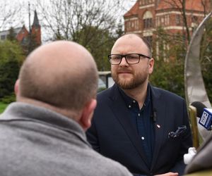 Od roku rządzi Toruniem i wyskakuje z lodówki