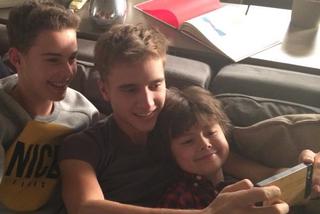 Rodzinka.pl. Tomek (Maciej Musiał), Kacper (Mateusz Pawłowski) i Kuba (Adam Zdrójkowski)