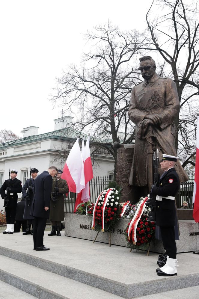 Warszawa. Prezydent Andrzej Duda złożył wieńce przed pomnikami Ojców Niepodległości