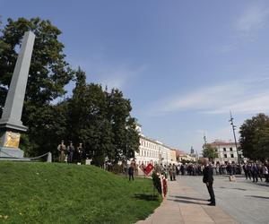 Wizyta prezydenta Polski i Litwy w Lublinie.  Andrzej Duda i Gitanas Nauseda złożyli wieńce przed pomnikiem Unii Lubelskiej. ZDJĘCIA