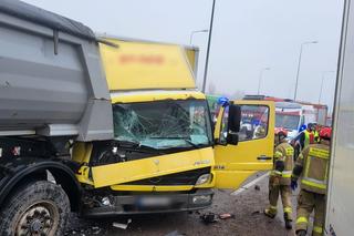 Potężny karambol na Obwodnicy Trójmiasta. Wypadek z udziałem pojazdu znanej firmy kurierskiej