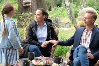 	M jak miłość, odc. 1757. Magda (Anna Mucha), Nadia (Mira Fareniuk), Andrzej Budzyński (Krystian Wieczorek)