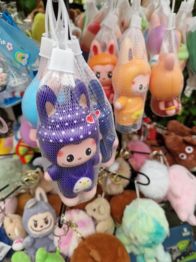 Dzieci błagają o Labubu. Rodzice płaczą przy kasie – ile kosztuje wakacyjny hit?