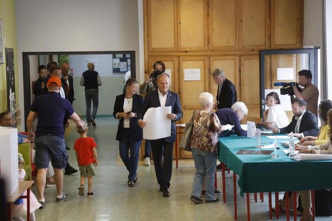 Wybory do Parlamentu Europejskiego. Premier Donald Tusk zagłosował w lokalu wyborczym w Szkole Podstawowej nr 12 przy ul. Górnośląskiej