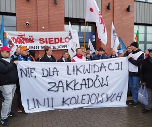 Pracownicy Zakładu Linii Kolejowych pikietowali w Siedlcach! Poparli ich siedleccy radni