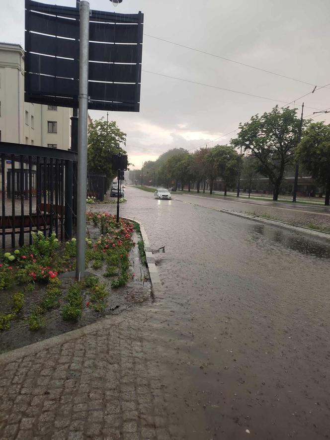  Łódź zalana po ulewie. Ulicami popłynęły strumienie wody [ZDJĘCIA]