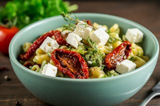 Sałatka makaronowa z fetą i suszonymi pomidorami 